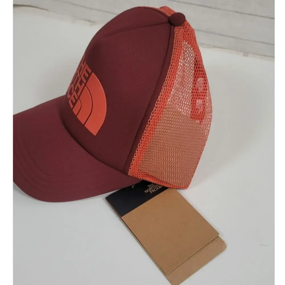 THE NORTH FACE LOGO TRUCKER HAT IN SUMAC, MARS DUST